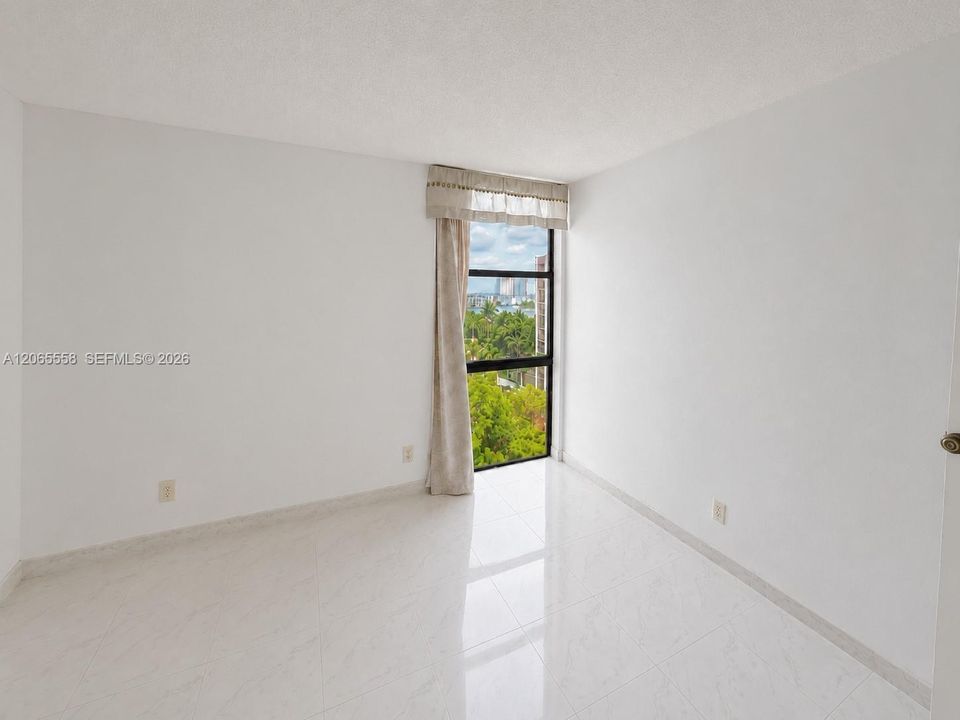 For Sale: $295,000 (2 beds, 2 baths, 894 Square Feet)