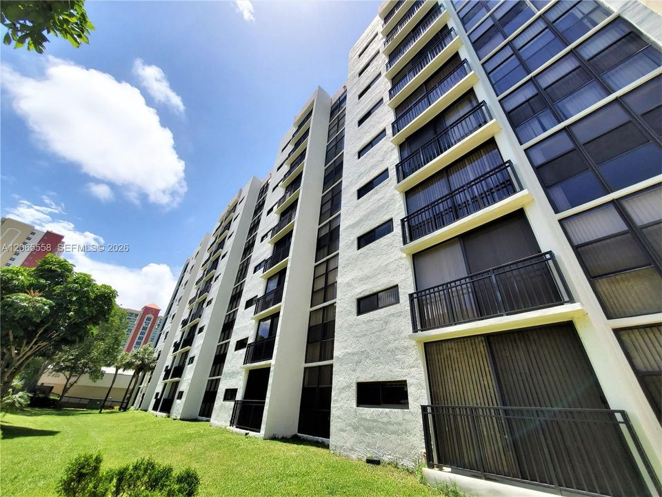 For Sale: $295,000 (2 beds, 2 baths, 894 Square Feet)