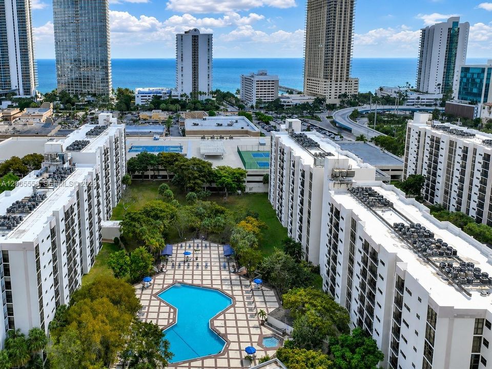 For Sale: $295,000 (2 beds, 2 baths, 894 Square Feet)