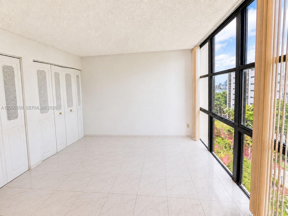 For Sale: $295,000 (2 beds, 2 baths, 894 Square Feet)