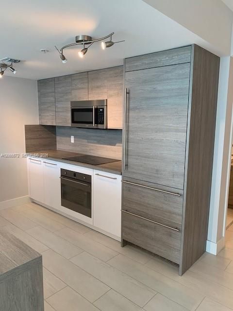 Active With Contract: $5,800 (2 beds, 3 baths, 1690 Square Feet)