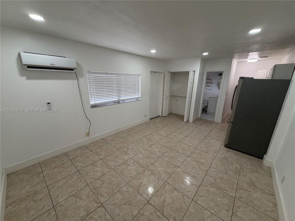 For Rent: $1,300 (1 beds, 1 baths, 1563 Square Feet)