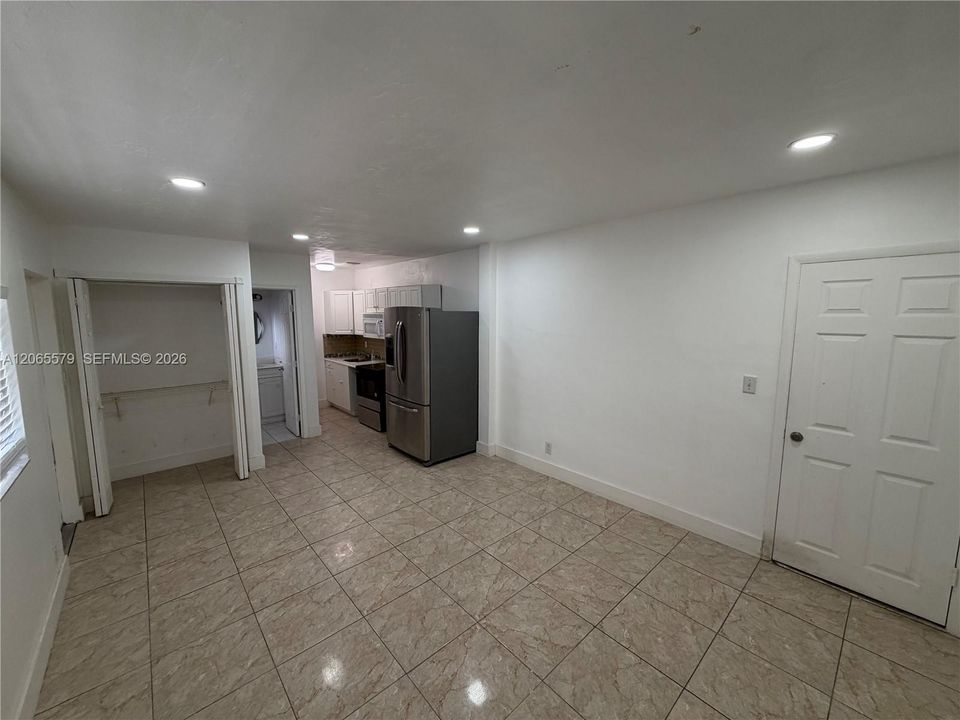 For Rent: $1,300 (1 beds, 1 baths, 1563 Square Feet)