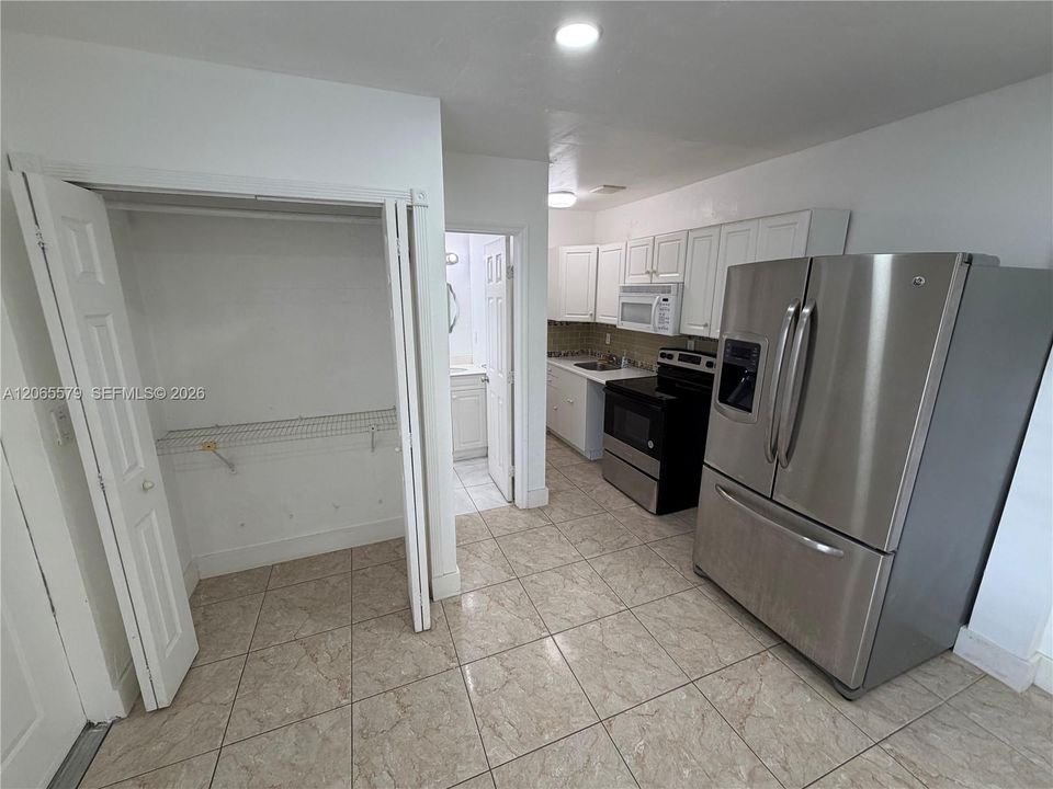 For Rent: $1,300 (1 beds, 1 baths, 1563 Square Feet)