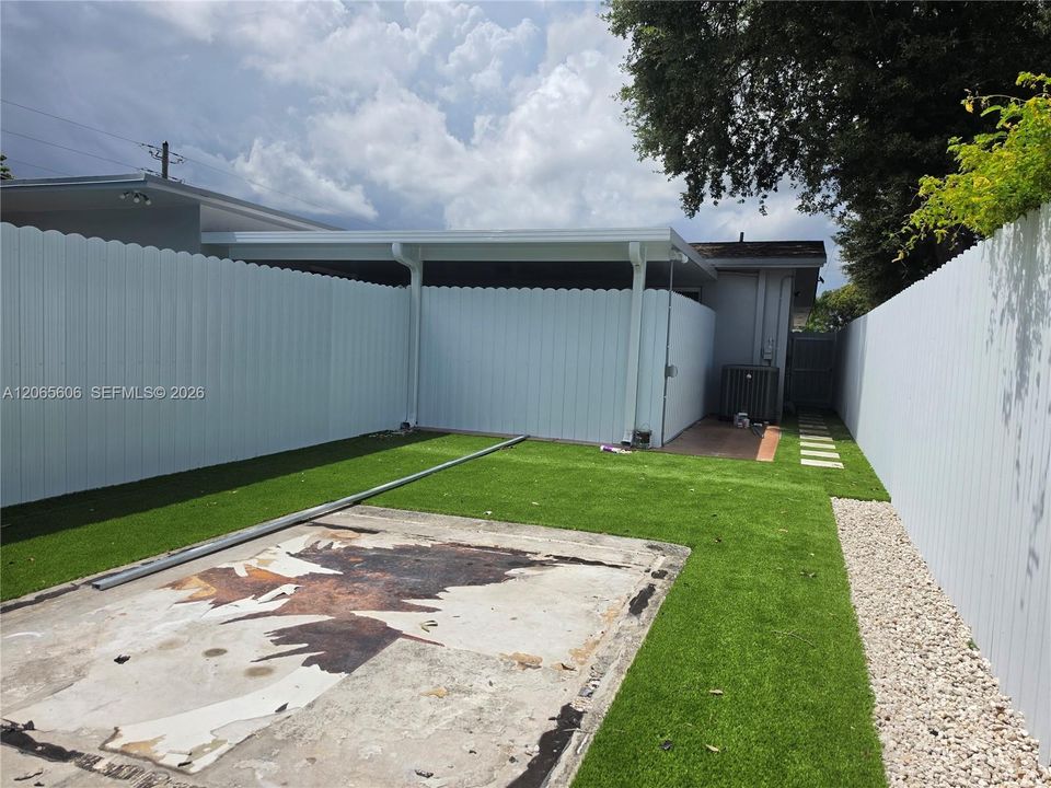 Recently Rented: $2,700 (2 beds, 1 baths, 2353 Square Feet)