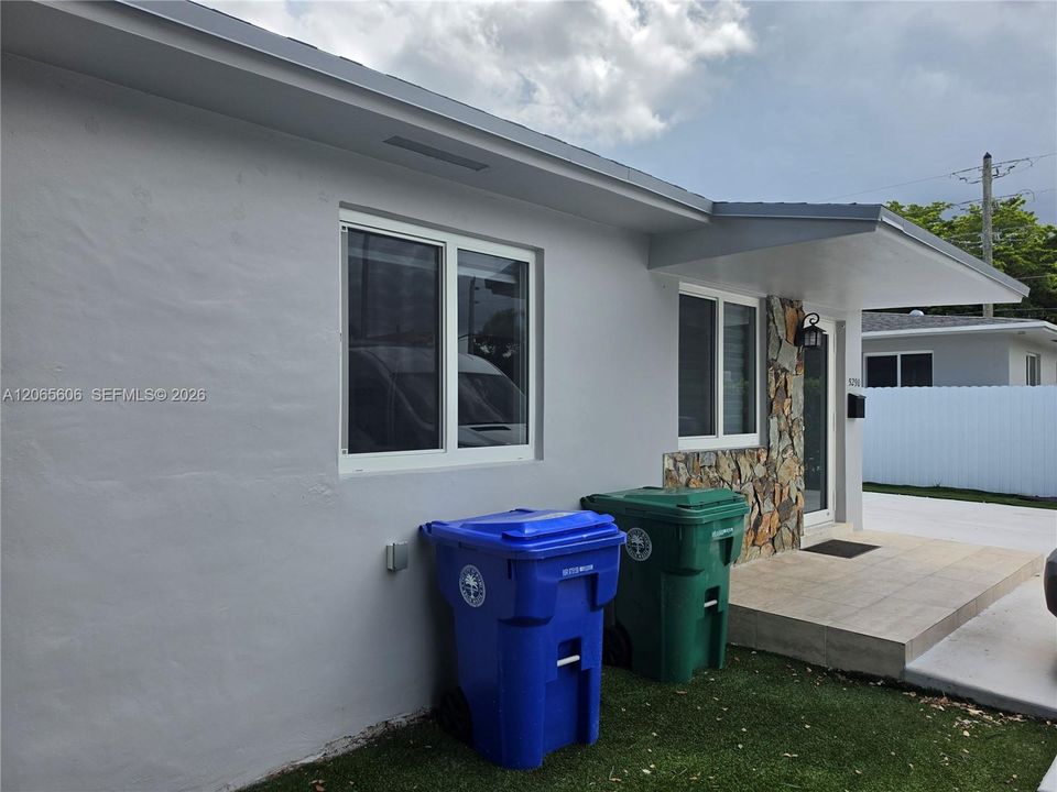 Recently Rented: $2,700 (2 beds, 1 baths, 2353 Square Feet)