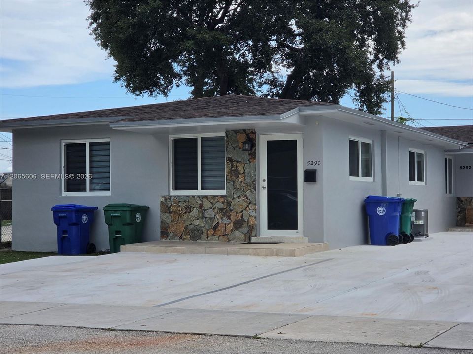 Recently Rented: $2,700 (2 beds, 1 baths, 2353 Square Feet)