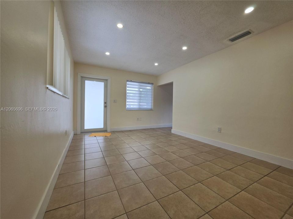 Recently Rented: $2,700 (2 beds, 1 baths, 2353 Square Feet)