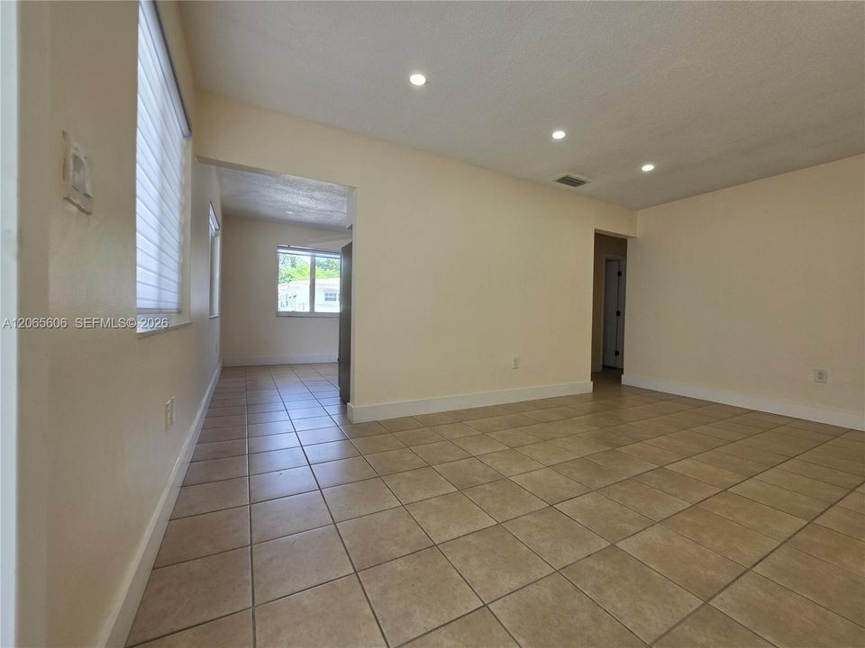 Recently Rented: $2,700 (2 beds, 1 baths, 2353 Square Feet)
