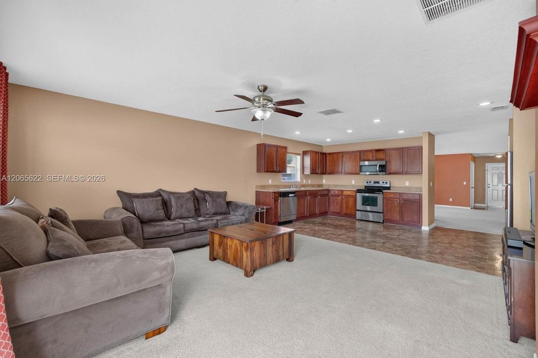 For Sale: $359,900 (4 beds, 2 baths, 1934 Square Feet)
