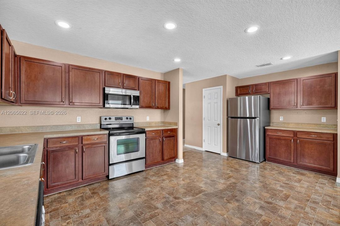 For Sale: $359,900 (4 beds, 2 baths, 1934 Square Feet)