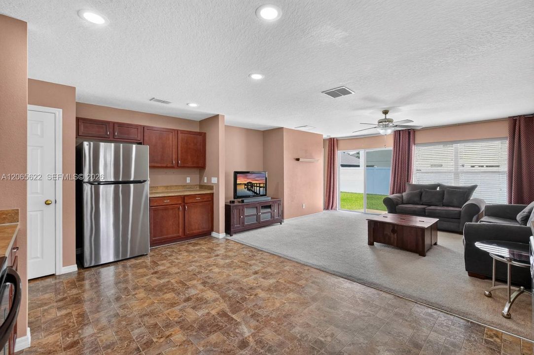 For Sale: $359,900 (4 beds, 2 baths, 1934 Square Feet)