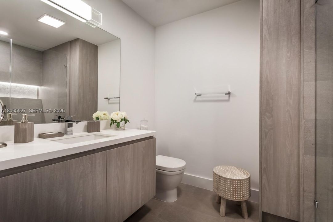 Active With Contract: $750,000 (2 beds, 2 baths, 1181 Square Feet)