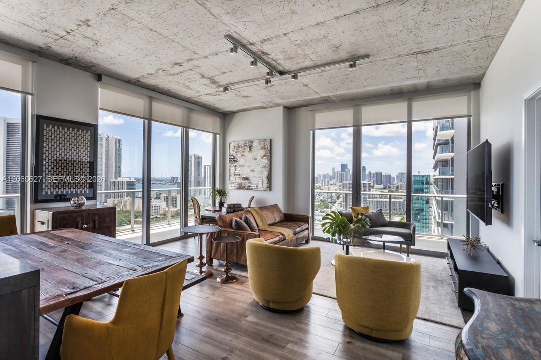 Active With Contract: $750,000 (2 beds, 2 baths, 1181 Square Feet)