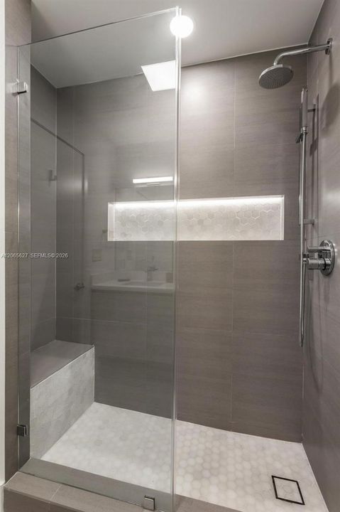 Active With Contract: $750,000 (2 beds, 2 baths, 1181 Square Feet)