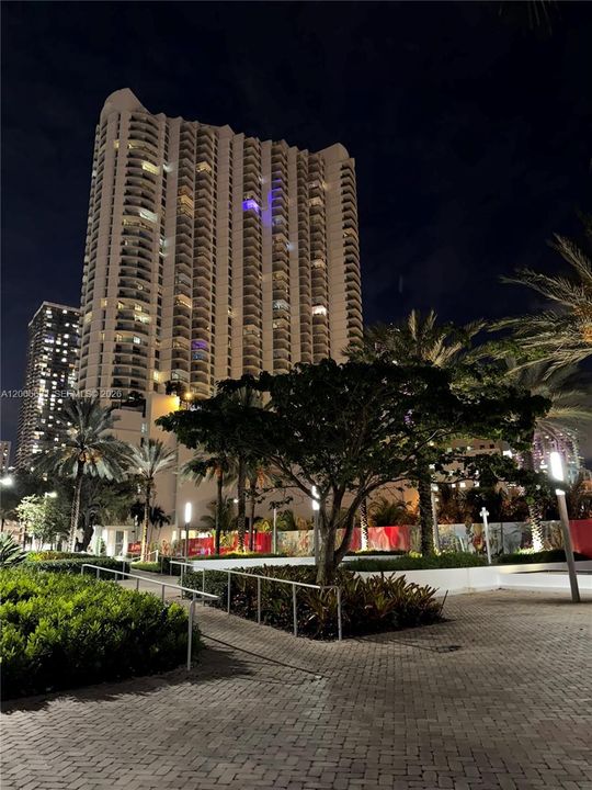Active With Contract: $420,000 (2 beds, 2 baths, 1029 Square Feet)