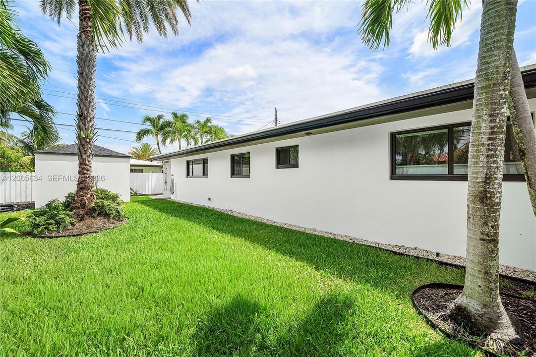 GRASSY SIDE YARD