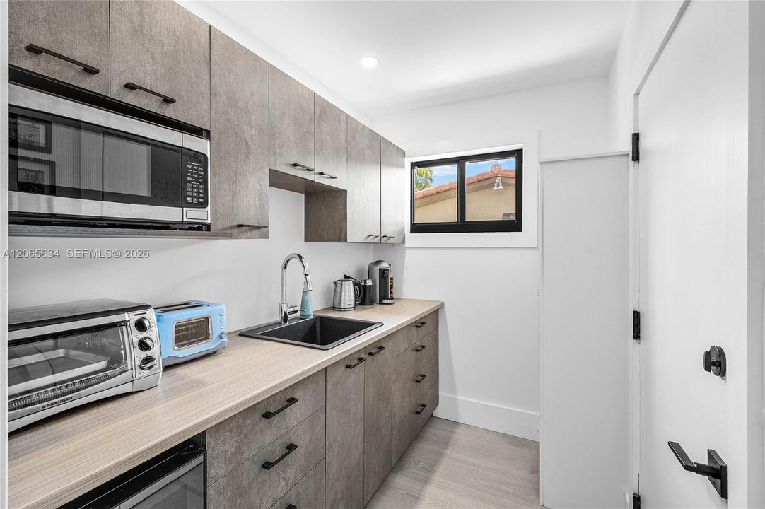 WET BAR / CUSTOM CABINETRY