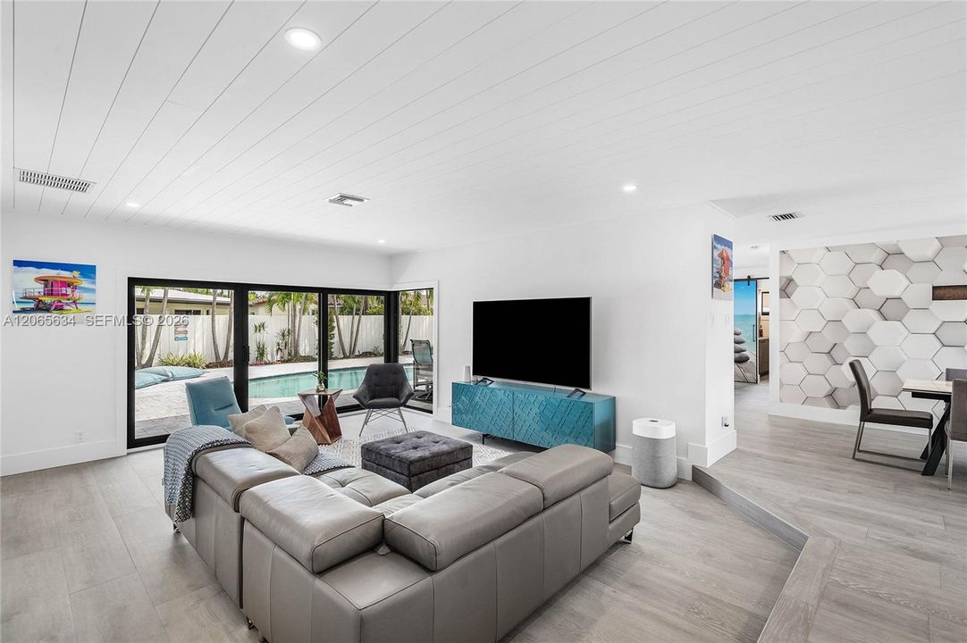 OPEN FLOOR PLAN