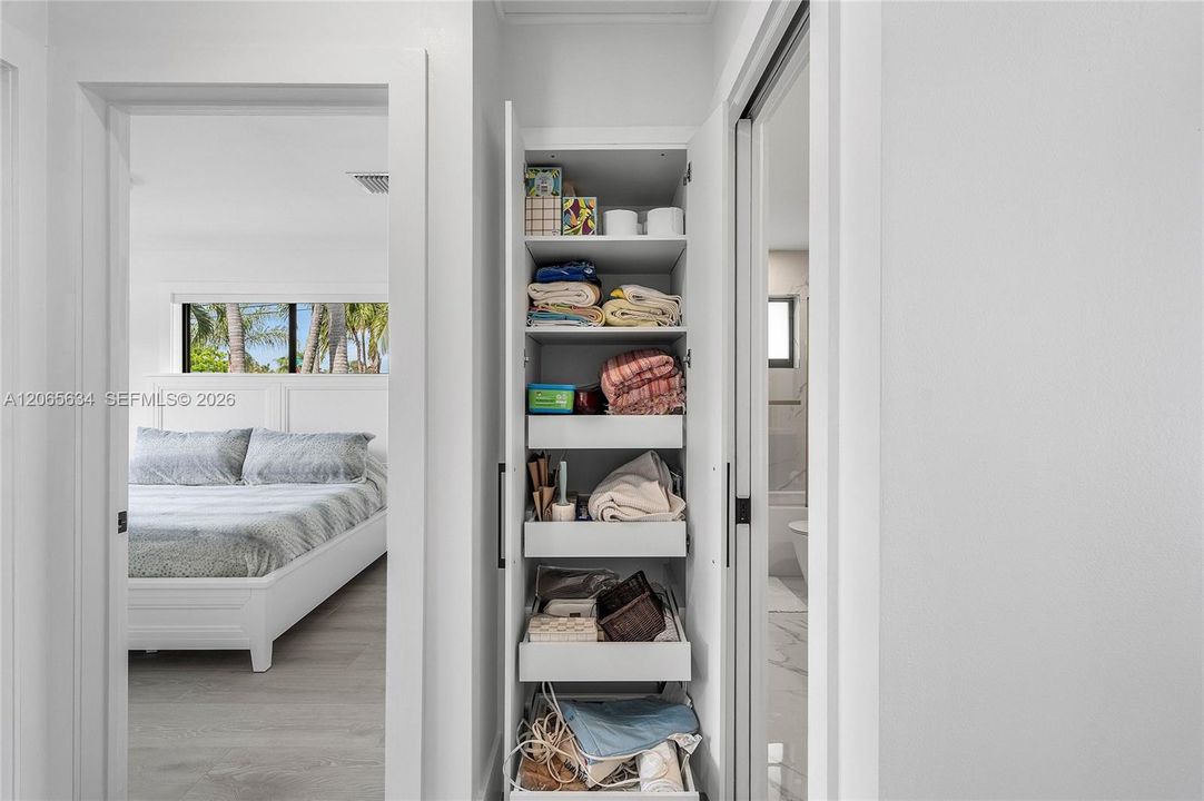 STORAGE/ BUILT INS / DRAWER SYSTEM