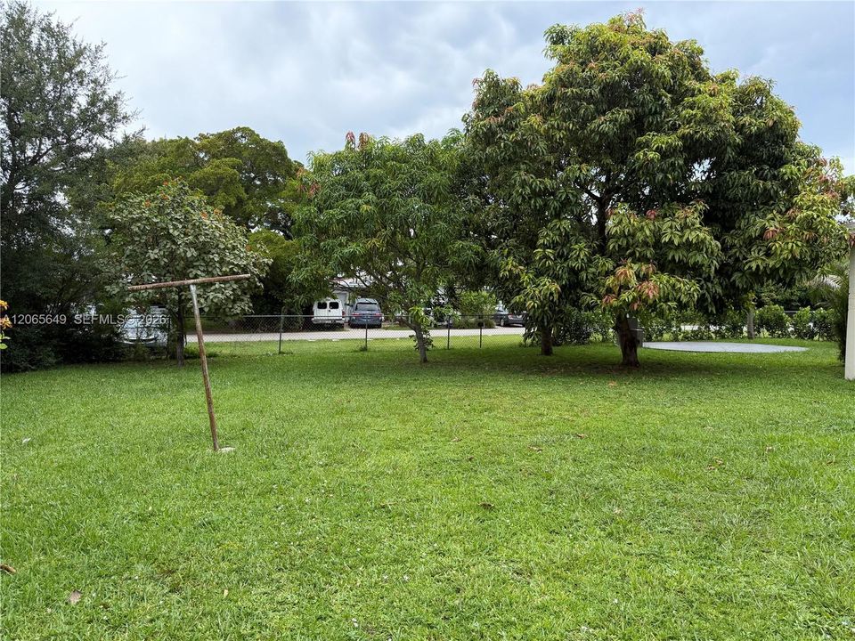 Active With Contract: $825,000 (2 beds, 1 baths, 1021 Square Feet)