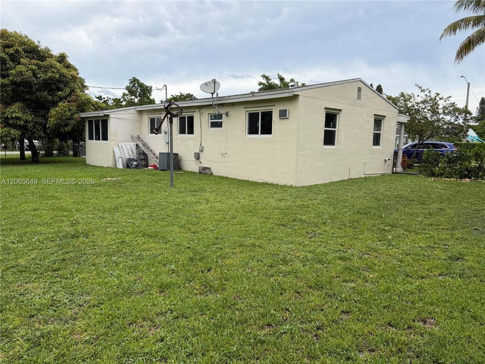 Active With Contract: $825,000 (2 beds, 1 baths, 1021 Square Feet)