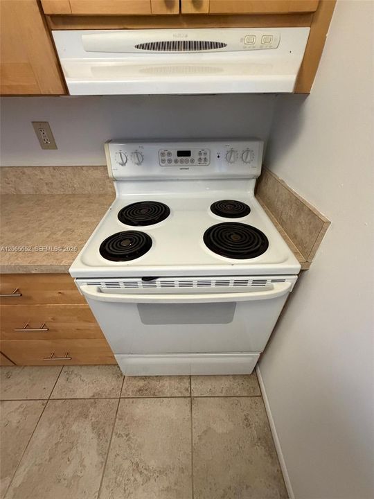 For Sale: $325,000 (2 beds, 1 baths, 804 Square Feet)