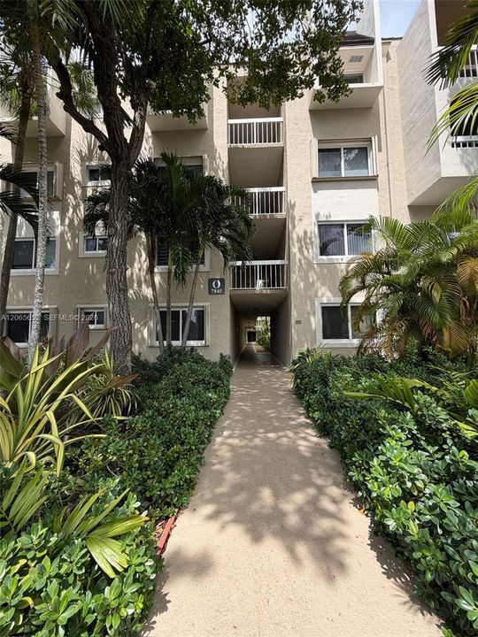For Sale: $325,000 (2 beds, 1 baths, 804 Square Feet)