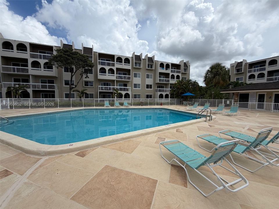 For Sale: $325,000 (2 beds, 1 baths, 804 Square Feet)