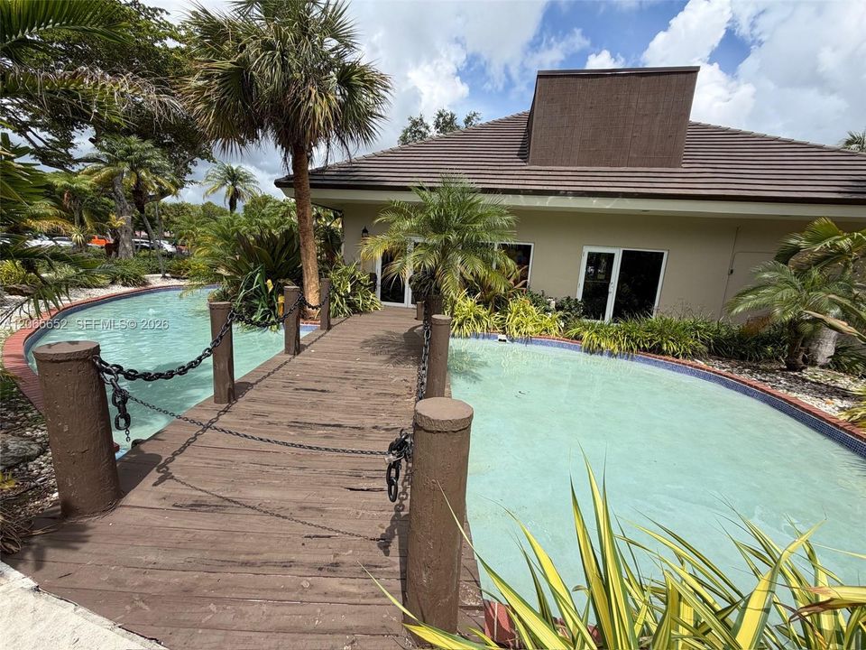 For Sale: $325,000 (2 beds, 1 baths, 804 Square Feet)