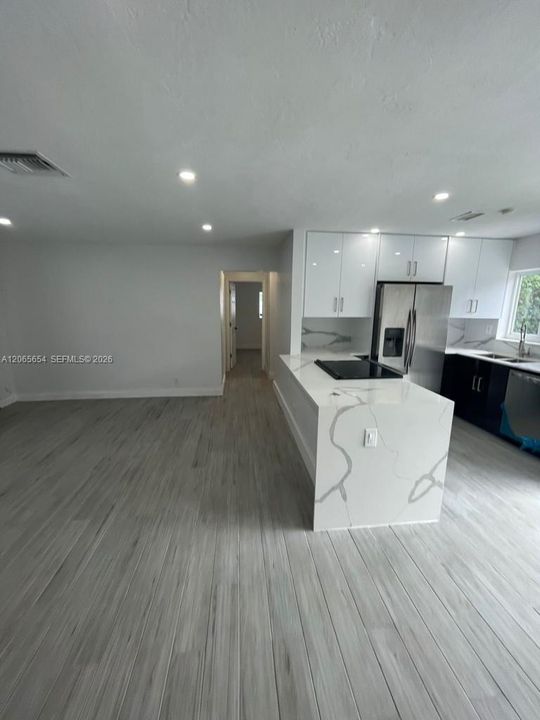 Activo con contrato: $3,000 (2 camas, 1 baños, 900 Pies cuadrados)