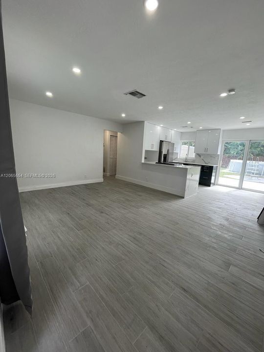 Activo con contrato: $3,000 (2 camas, 1 baños, 900 Pies cuadrados)