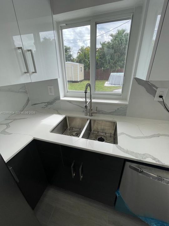Activo con contrato: $3,000 (2 camas, 1 baños, 900 Pies cuadrados)