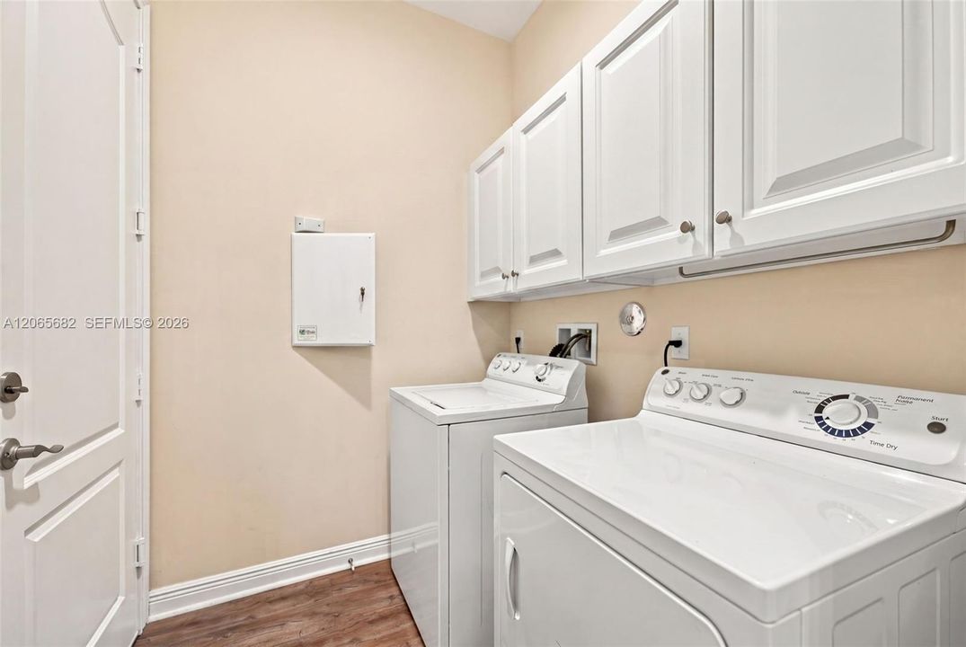 For Sale: $899,000 (4 beds, 3 baths, 2476 Square Feet)