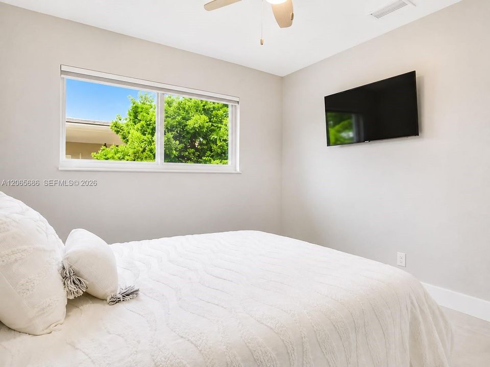 For Sale: $900,000 (4 beds, 3 baths, 1728 Square Feet)