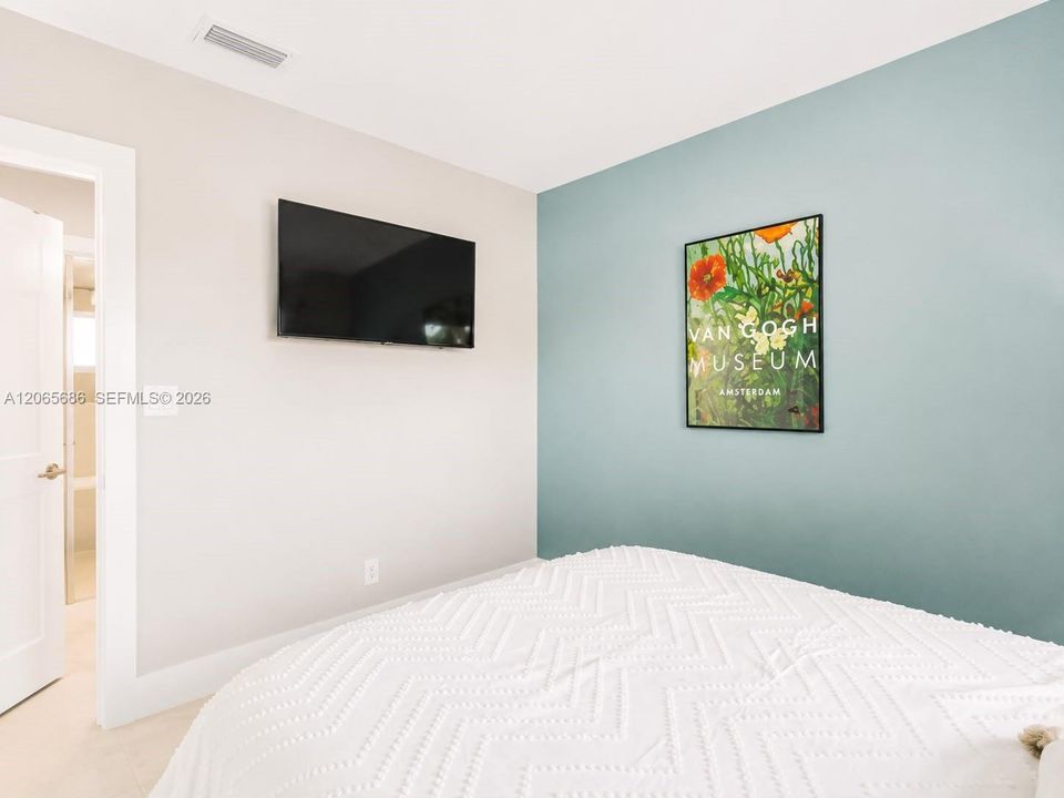 For Sale: $900,000 (4 beds, 3 baths, 1728 Square Feet)