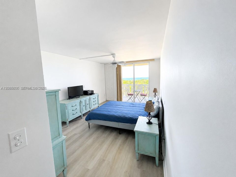 Active With Contract: $2,450 (1 beds, 2 baths, 864 Square Feet)