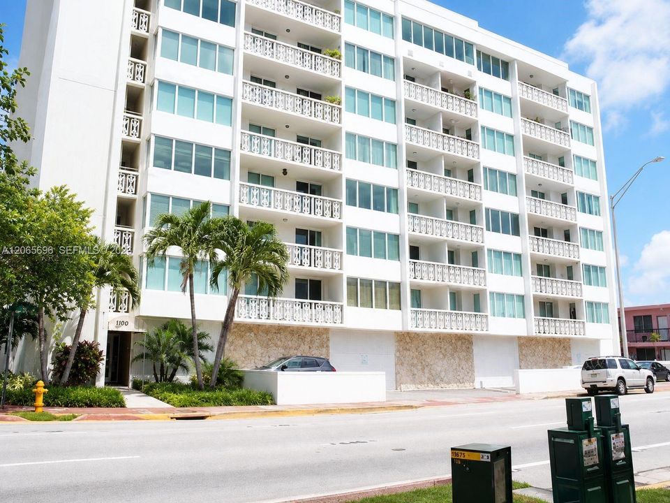 Active With Contract: $2,450 (1 beds, 2 baths, 864 Square Feet)