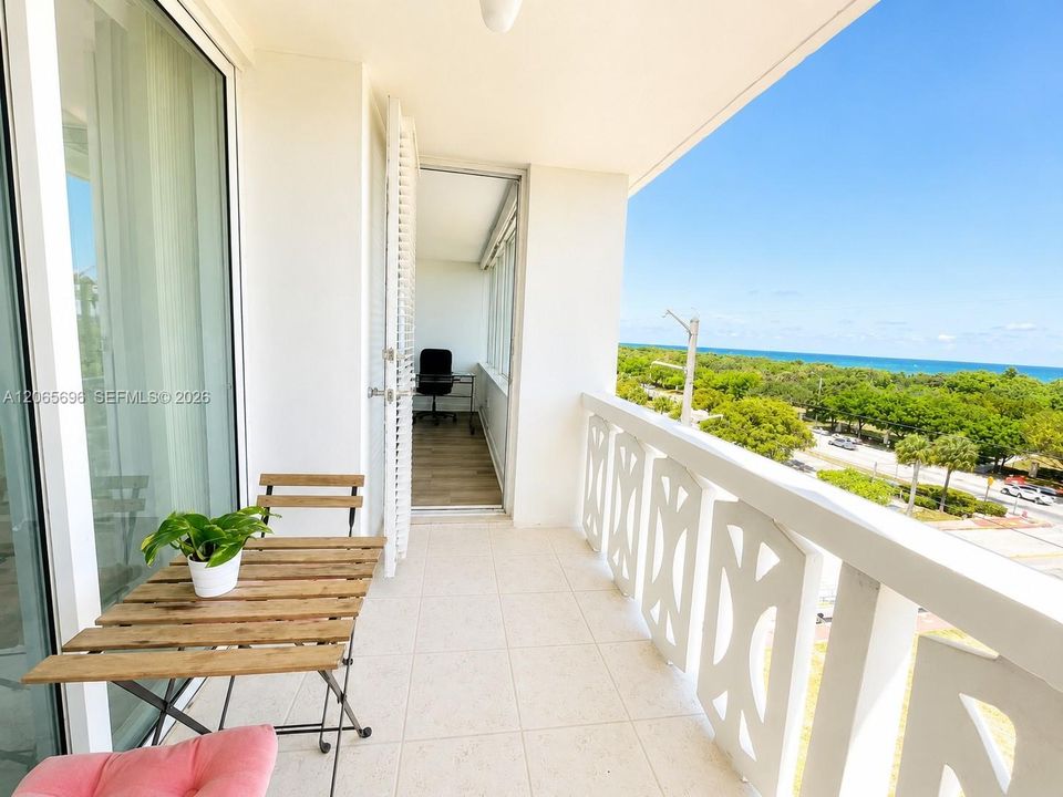 Active With Contract: $2,450 (1 beds, 2 baths, 864 Square Feet)