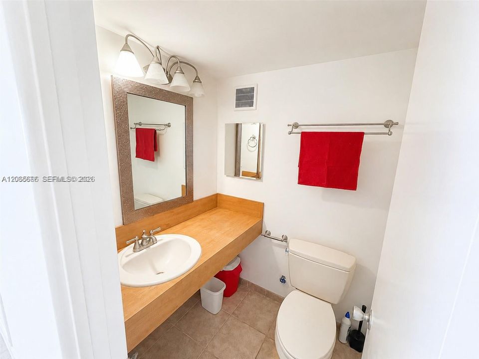 Active With Contract: $2,450 (1 beds, 2 baths, 864 Square Feet)