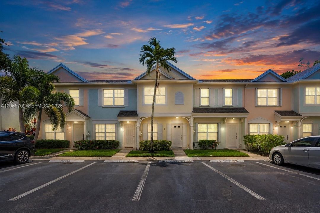 For Sale: $424,900 (2 beds, 2 baths, 1110 Square Feet)