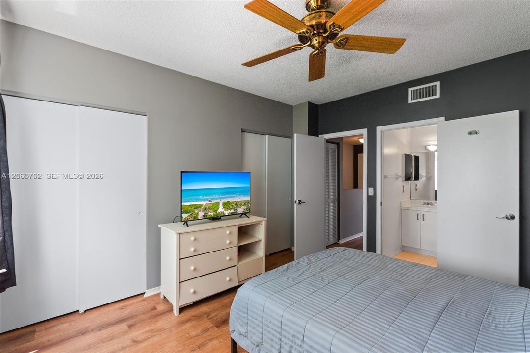 For Sale: $424,900 (2 beds, 2 baths, 1110 Square Feet)