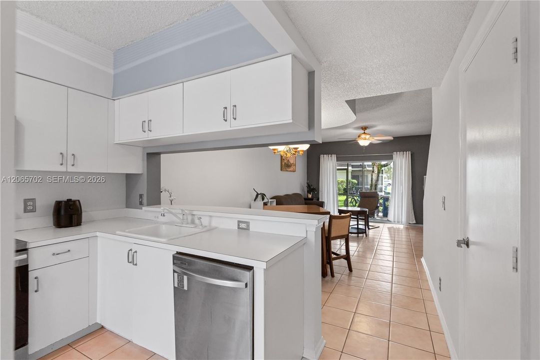 For Sale: $424,900 (2 beds, 2 baths, 1110 Square Feet)