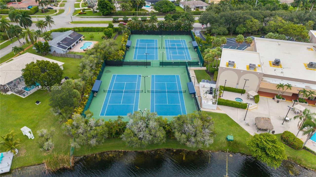 For Sale: $424,900 (2 beds, 2 baths, 1110 Square Feet)