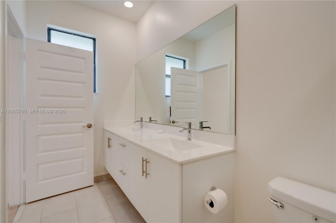Activo con contrato: $3,400 (3 camas, 2 baños, 1586 Pies cuadrados)