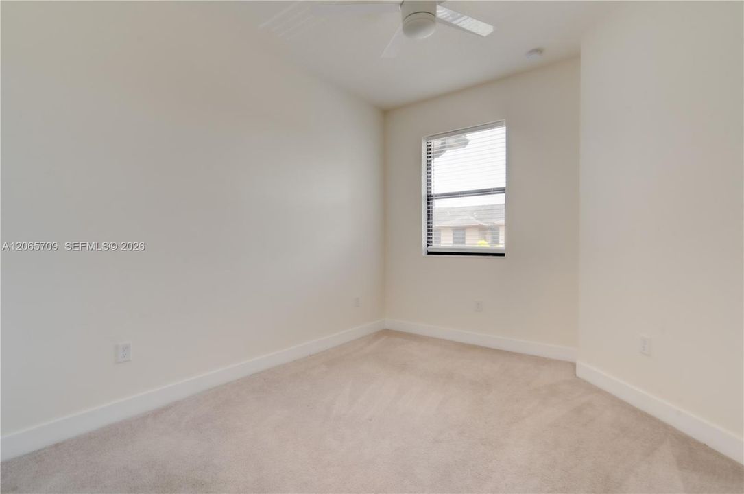 Activo con contrato: $3,400 (3 camas, 2 baños, 1586 Pies cuadrados)