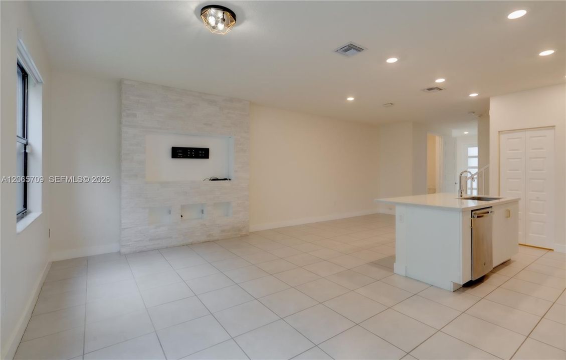 Activo con contrato: $3,400 (3 camas, 2 baños, 1586 Pies cuadrados)