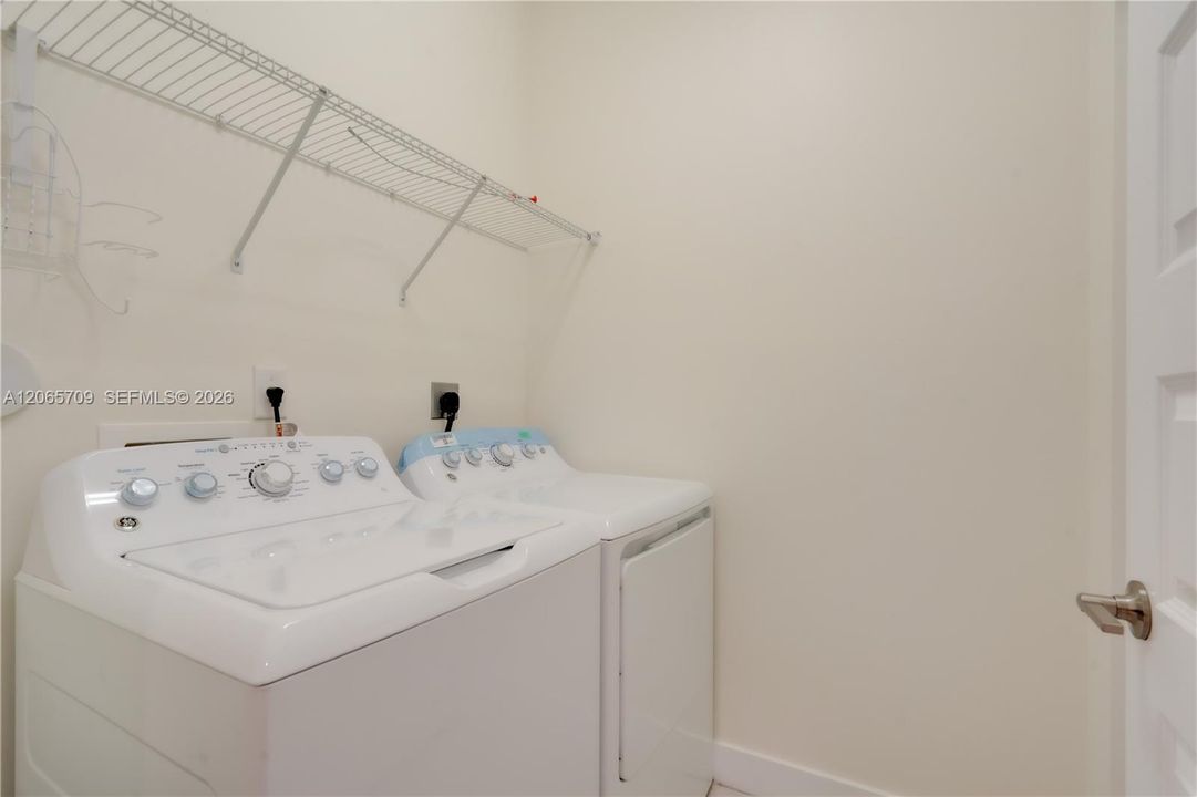 Activo con contrato: $3,400 (3 camas, 2 baños, 1586 Pies cuadrados)