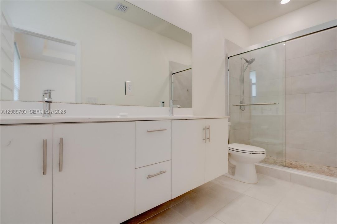 Activo con contrato: $3,400 (3 camas, 2 baños, 1586 Pies cuadrados)
