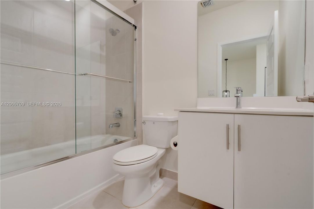 Activo con contrato: $3,400 (3 camas, 2 baños, 1586 Pies cuadrados)